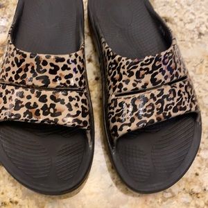 Oofos flip flops leopard size 10 women’s